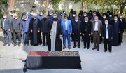 الإمام الخامنئي يؤدي صلاة الجنازة على جثمان الفقيدة عقيلة الشهيد مطهري