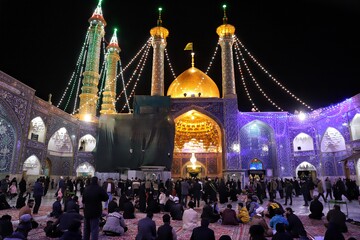 تصاویر/ حال و هوای حرم کریمه اهل بیت (ع) در شب میلاد امام حسین (ع)