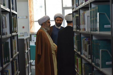 تصاویر/ دیدار معاون پژوهش حوزه های علمیه کشور از کتابخانه امام خامنه ای سنندج