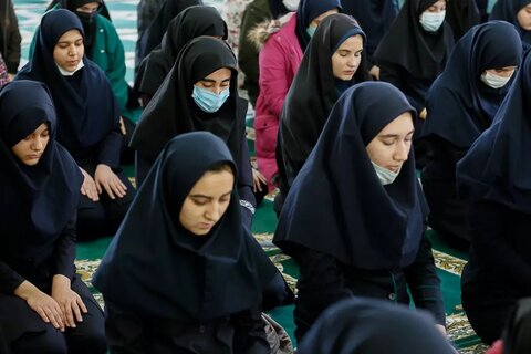 تصاویر / دیدار صمیمانه نماینده ولی فقیه در استان قزوین با دانشآموزان دبیرستان دخترانه پگاه