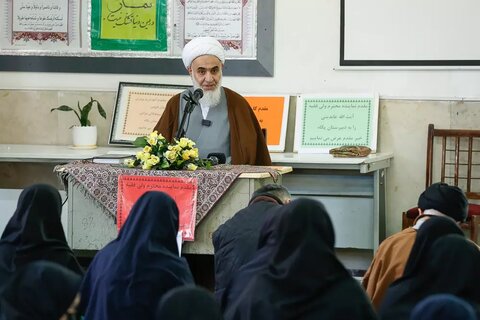 تصاویر / دیدار صمیمانه نماینده ولی فقیه در استان قزوین با دانشآموزان دبیرستان دخترانه پگاه