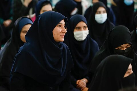تصاویر / دیدار صمیمانه نماینده ولی فقیه در استان قزوین با دانشآموزان دبیرستان دخترانه پگاه
