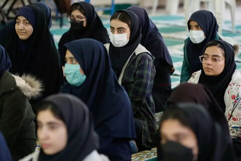 تصاویر / دیدار صمیمانه نماینده ولی فقیه در استان قزوین با دانش‌آموزان دبیرستان دخترانه پگاه
