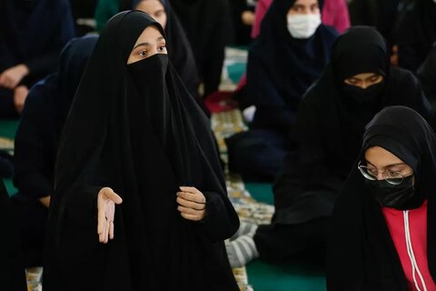 تصاویر / دیدار صمیمانه نماینده ولی فقیه در استان قزوین با دانشآموزان دبیرستان دخترانه پگاه