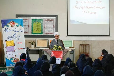 تصاویر / دیدار صمیمانه نماینده ولی فقیه در استان قزوین با دانشآموزان دبیرستان دخترانه پگاه