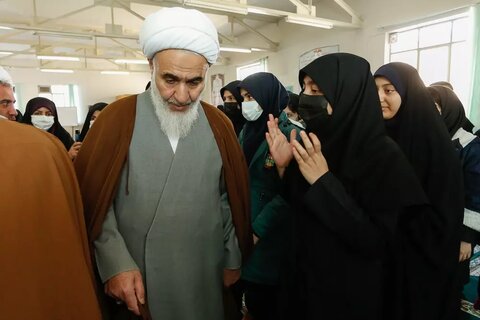 تصاویر / دیدار صمیمانه نماینده ولی فقیه در استان قزوین با دانشآموزان دبیرستان دخترانه پگاه