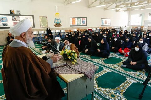 تصاویر / دیدار صمیمانه نماینده ولی فقیه در استان قزوین با دانشآموزان دبیرستان دخترانه پگاه