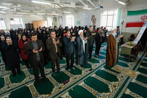 تصاویر / دیدار صمیمانه نماینده ولی فقیه در استان قزوین با دانشآموزان دبیرستان دخترانه پگاه
