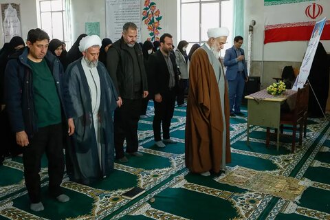 تصاویر / دیدار صمیمانه نماینده ولی فقیه در استان قزوین با دانشآموزان دبیرستان دخترانه پگاه