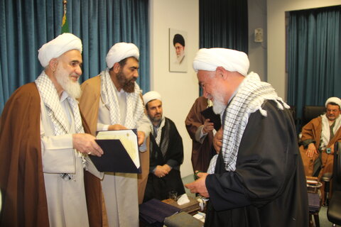 تصاویر / تجلیل از روحانیان جانباز استان توسط امام جمعه قزوین