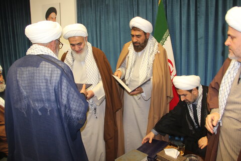 تصاویر / تجلیل از روحانیان جانباز استان توسط امام جمعه قزوین