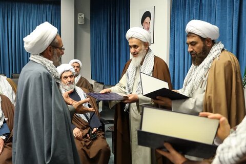 تصاویر / تجلیل از روحانیان جانباز استان توسط امام جمعه قزوین