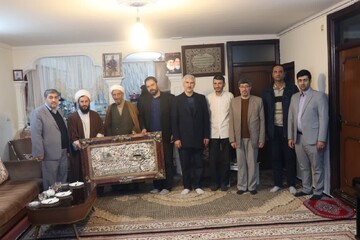 تصاویر/ دیدار امام جمعه خوی با خانواده بسیحی شهید محمد ابراهیمی