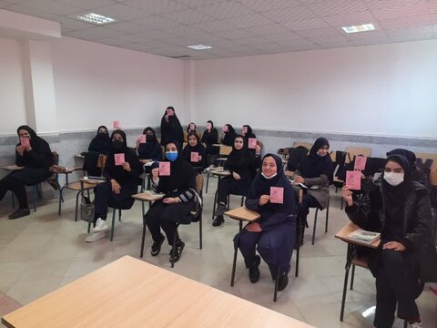 تصاویری از تبلیغ خواهران مبلغه در جمع دانش آموزان مدارس لرستان برای پذیرش علاقمندان به تحصیل در حوزه