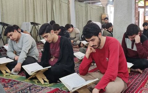 تصاویر / محفل انس با قرآن در مدرسه شیخ الاسلام قزوین