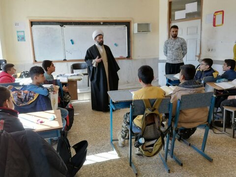 تصاویر/ دیدار امام جمعه بخش چهاردولی با دانش آموزان مدرسه عنصری شهر دزج