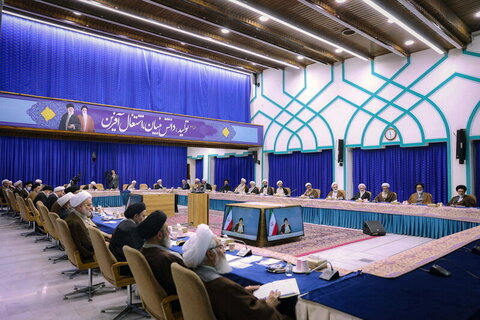 بالصور/ اجتماع الرئيس الإيراني مع ممثلي الولي الفقيه وأئمة جمعة مراكز المحافظات الإيرانية
