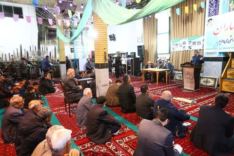 تصاویر / میز خدمت فرماندار همدان در مسجد کوی زینبیه