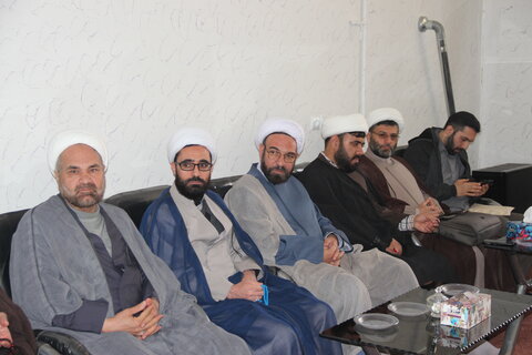 تصاویر / نشست مدیر حوزه علمیه قزوین با روحانیون شهرستان بویین زهرا