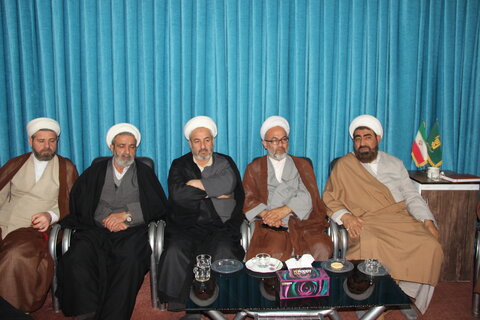 تصاویر / نشست مدیر حوزه علمیه قزوین با روحانیون شهرستان بویین زهرا