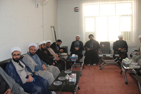 تصاویر / نشست مدیر حوزه علمیه قزوین با روحانیون شهرستان بویین زهرا