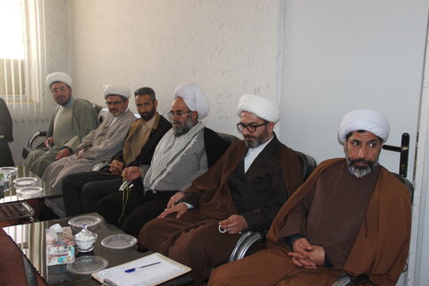 تصاویر / نشست مدیر حوزه علمیه قزوین با روحانیون شهرستان بویین زهرا