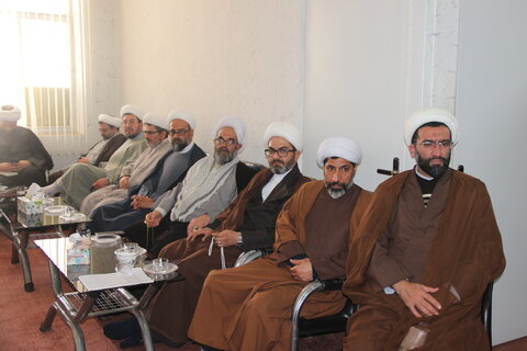 تصاویر / نشست مدیر حوزه علمیه قزوین با روحانیون شهرستان بویین زهرا