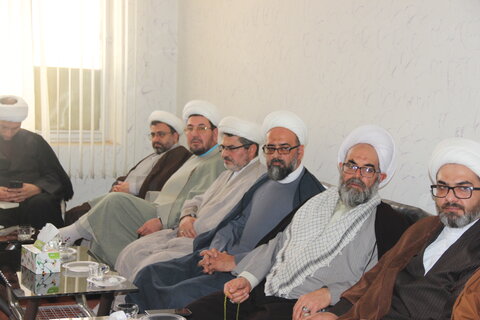 تصاویر / نشست مدیر حوزه علمیه قزوین با روحانیون شهرستان بویین زهرا
