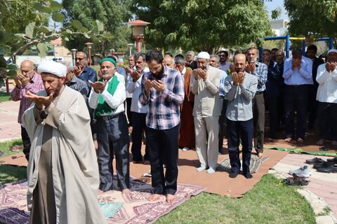اقامه نماز در پارک عالیشهر