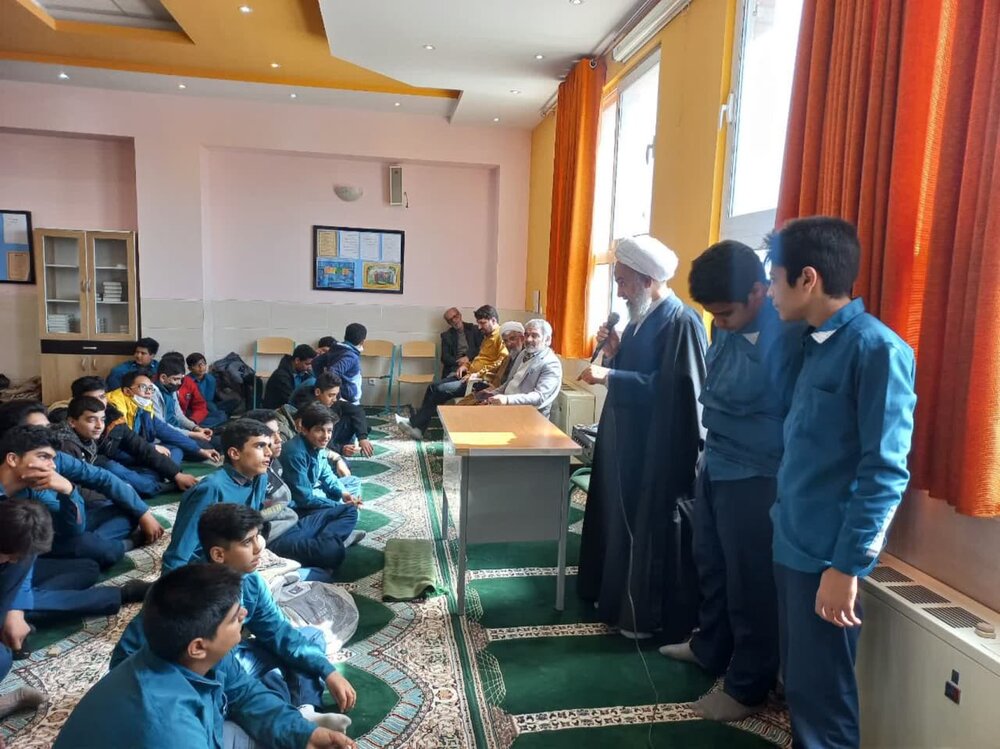حضور امام جمعه آران و بیدگل در مدرسه آزادگان + عکس