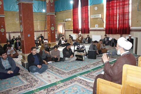 حجت الاسلام صادق ایرانی، در جمع طلاب شرکت کننده در دوره تربیت مربی تجوید و روانخوانی قرآن