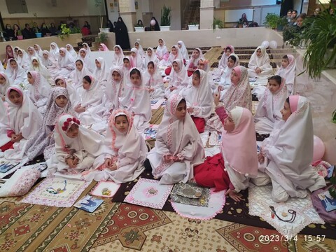 تصاویر/ مراسم جشن تکلیف دانش آموزان دختر در مدرسه علمیه ریحانة الرسول ارومیه