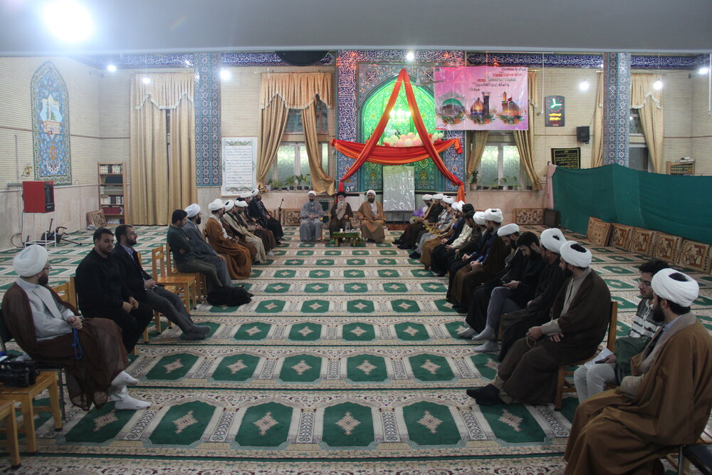 نشست مدیر حوزه علمیه قزوین با ائمه جماعات و روحانیون شهر اقبالیه