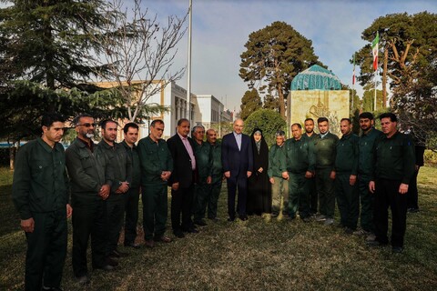 تصاویر/ غرس یک اصله نهال توسط رئیس مجلس شورای اسلامی در روز درختکاری