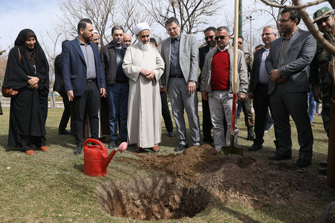 تصاویر /کاشت نهال در روز درختکاری توسط نماینده ولی فقیه در استان قزوین
