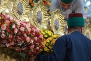 نصب أربعين إكليلا من الزهور على الشباك الشريف لأبي الفضل العباس (عليه السلام) + الصور