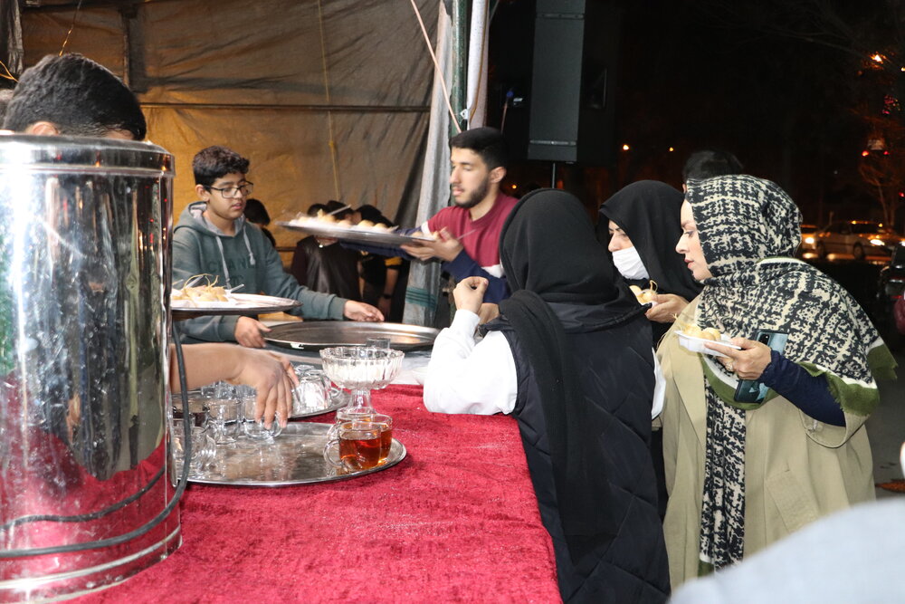 پذیرایی سادات نوجوان از منتظران ظهور بقیة الله الاعظم (عج) + عکس