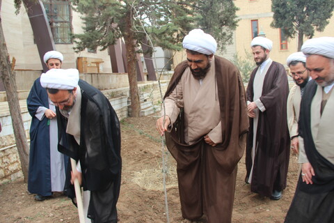 تصاویر/ مراسم درختکاری در مرکز مدیریت حوزه علمیه قزوین