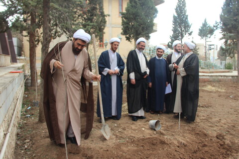 تصاویر/ مراسم درختکاری در مرکز مدیریت حوزه علمیه قزوین
