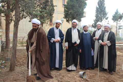 تصاویر/ مراسم درختکاری در مرکز مدیریت حوزه علمیه قزوین