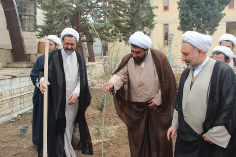 تصاویر/ مراسم درختکاری در مرکز مدیریت حوزه علمیه قزوین