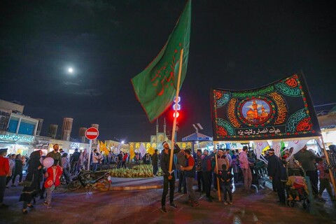 تصاویر/ پیاده‌روی صدها نفر از یزدی‌ها در شب نیمه شعبان