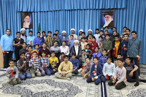 جشن میلاد امام زمان(عج) با حضور دانش آموزان در دفتر امام جمعه یزد