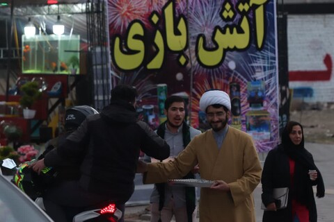 تصاویر/ جشنی متفاوت برای بچه های محلات پایین شهر توسط طلاب ارومیه- ۲