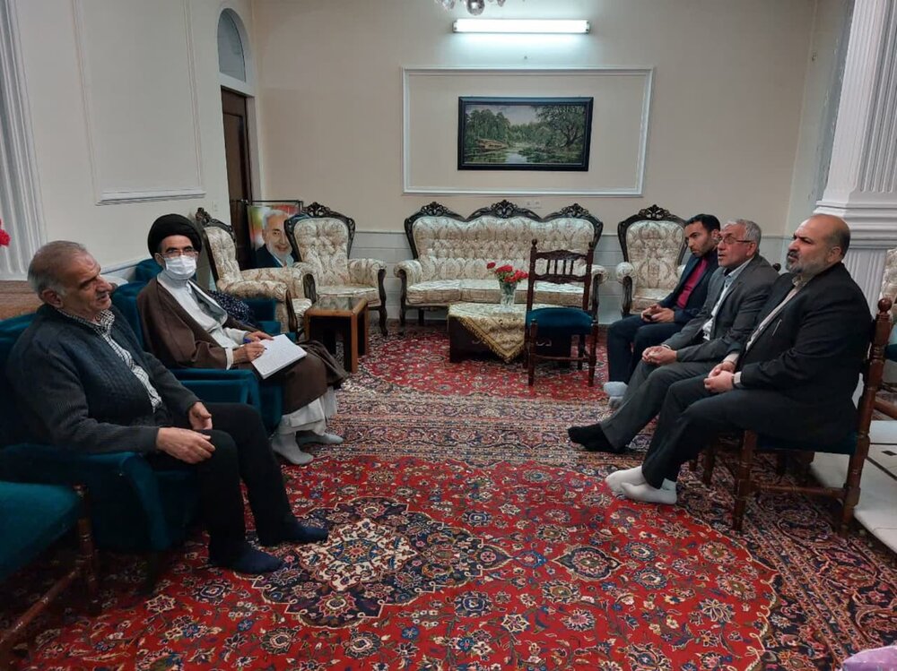 امام جمعه کاشان به دیدار خانواده شهدا رفت + عکس