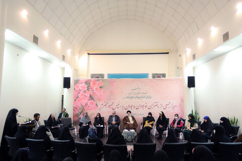 تصاویر/ دیدار با جمعی از دختران شرکت کننده در برنامه «بینهایت شو» با رئیس جمهور