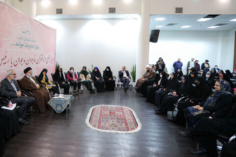 تصاویر/ دیدار با جمعی از دختران شرکت کننده در برنامه «بینهایت شو» با رئیس جمهور