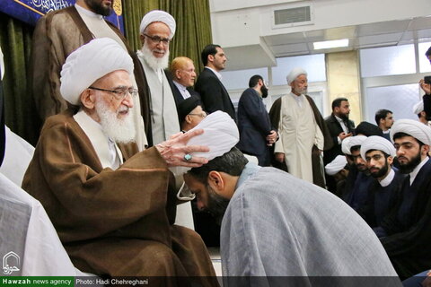 بالصور/ طلاب العلوم الدينية يعتمرون العمامة في ذكرى ولادة الإمام الحجة (عج) بقم المقدسة