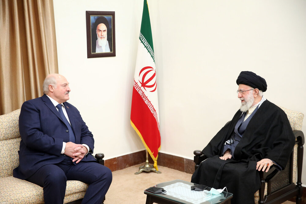 الإمام الخامنئي: على الدول التي تتعرض للحظر الأمريكي العمل معًا لكسر هذه الحربة الإمام الخامنئي: على الدول التي تتعرض للحظر الأمريكي العمل معًا لكسر هذه الحربة