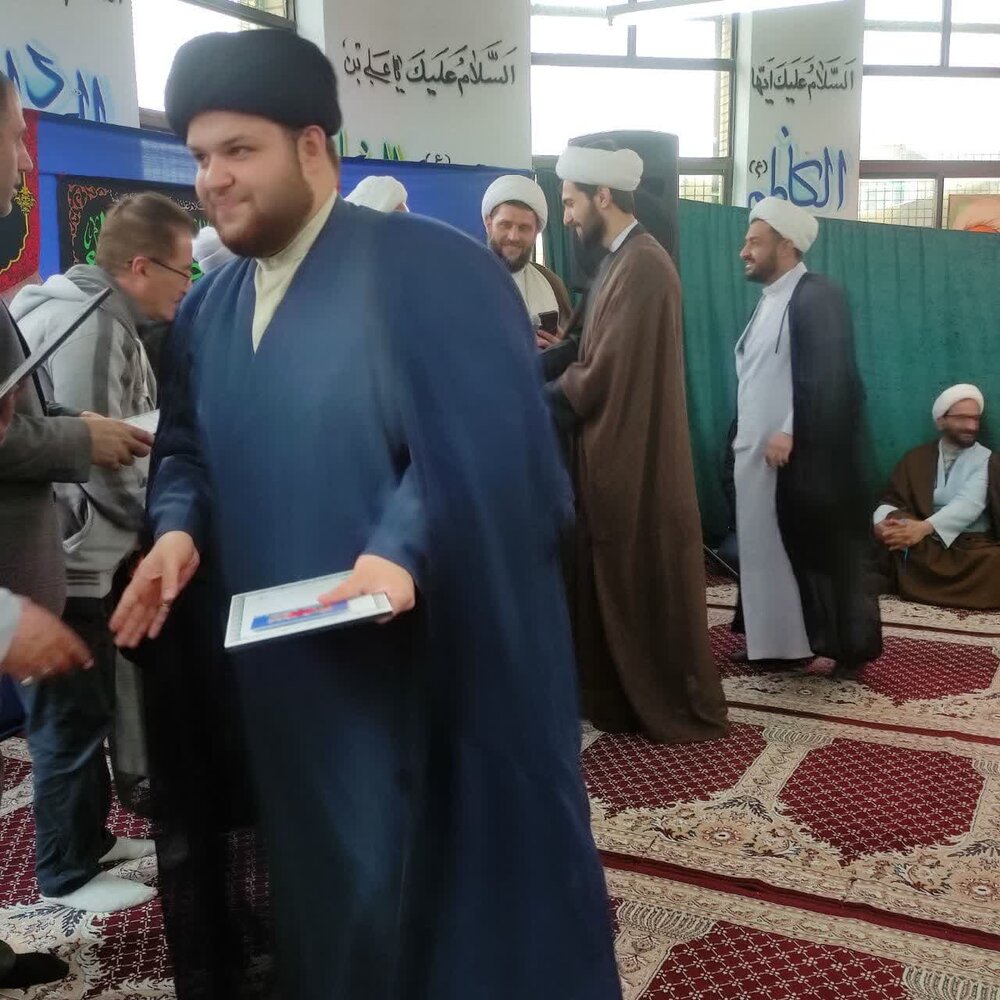 مردم عاشق لباس مقدس روحانیت هستند